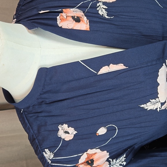 Vince navy blue Tossed Poppy 3/4 sleeve pleated blouse, size XXS - Picture 3 of 13